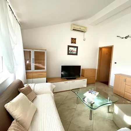 Bright, 2 Bedrooms And Big Balcony Trogir