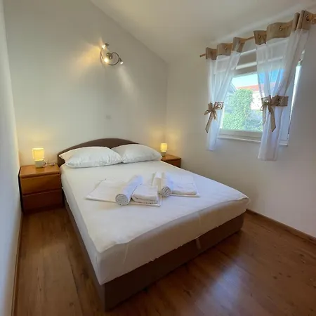 Bright, 2 Bedrooms And Big Balcony Trogir